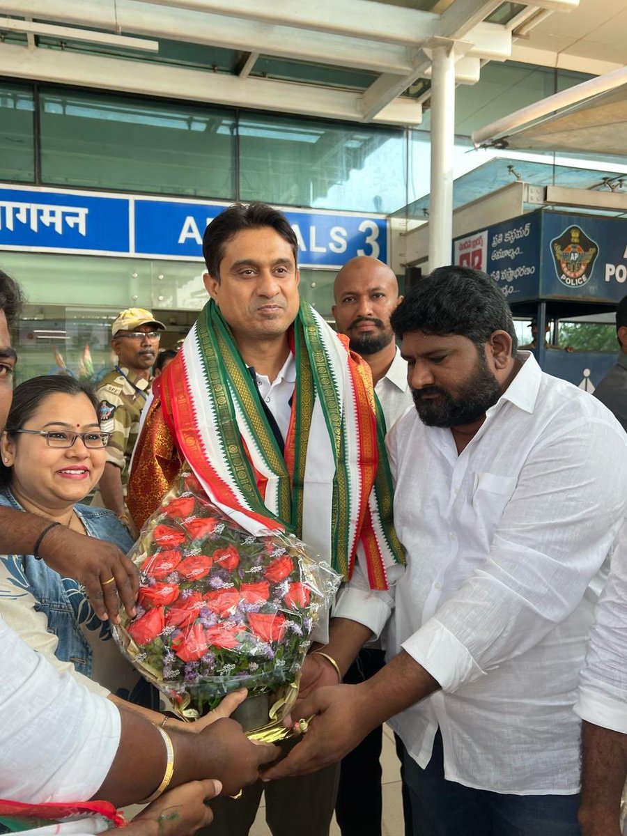 UaApyc's tweet photo. “విజయవాడ గన్నవరం విమానాశ్రయంలో @IYC జాతీయ అధ్యక్షులు శ్రీ @UdayBhanuIYC గారికి ఘన స్వాగతం పలికిన @AP_pyc రాష్ట్ర అధ్యక్షులు శ్రీ @RaamLakkaraju గారు మరియు యువజన కాంగ్రెస్ నాయకులు, కార్యకర్తలు. యువతతో నూతన శక్తి, కాంగ్రెస్తో భరోసా! ✊ #CongressForAP #YouthPowe #IYC https://t.co/EN6ZBPOF6Y