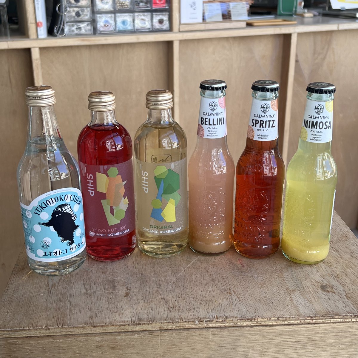 \ ドリンク新入荷!! /
これからの暑い季節に飲みたいドリンクが入荷しました！
在庫切れしていた『SHIP KOMBUCHA』もパッケージがリニューアルして入荷しました！アルコールを含まないカクテル『モクテル』は、お酒が飲めない方もカクテルを飲んでいるような気分になれます。

#みんなのコンビニ