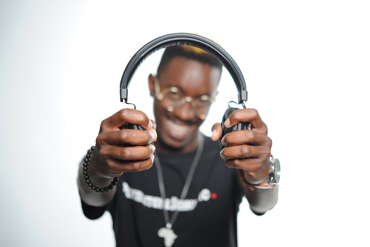 smufm971's tweet image. 🌄 Rise and shine! The Ultimate Breakfast Show is serving up your daily dose of top hits and positive vibes. Let’s conquer Tuesday together!

#RiseWithUltimate #TuneInTuesdays #MarchVibes #YourSoundYourVoiceYourStation