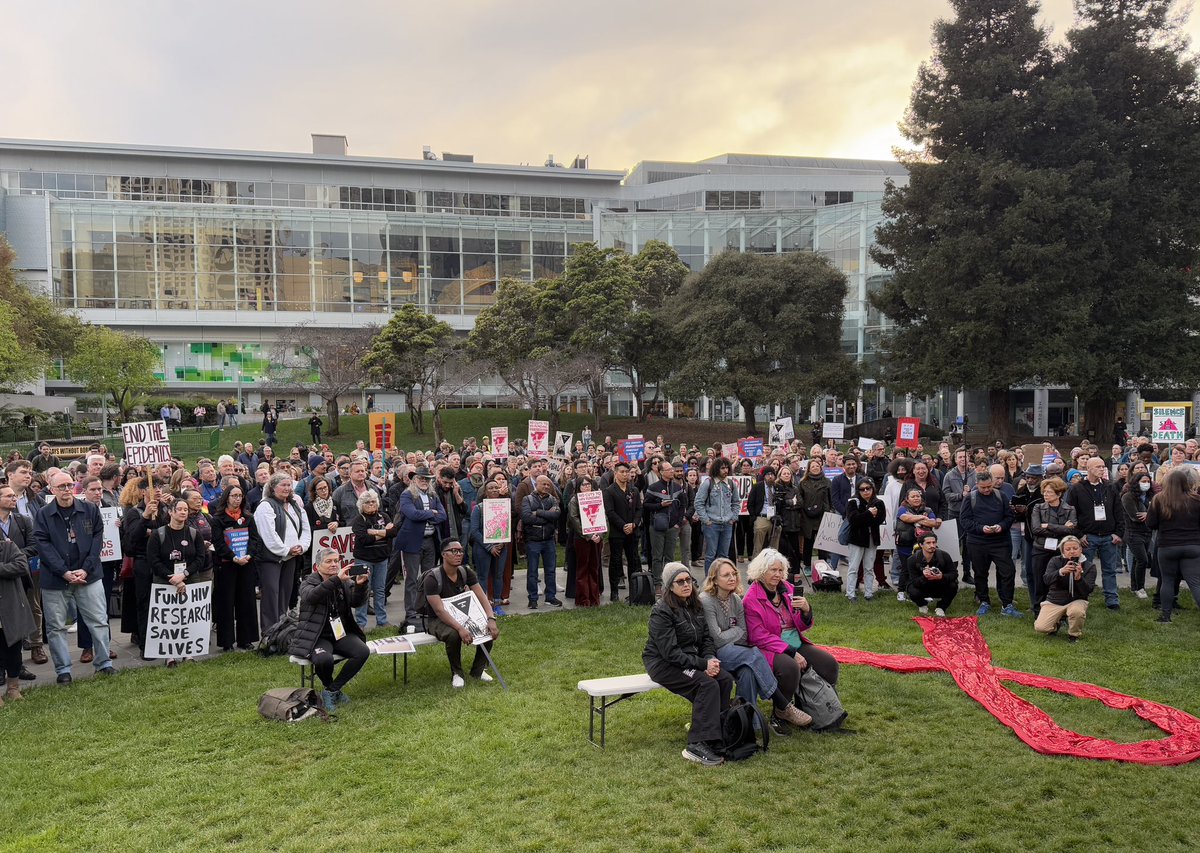 Can’t resist a few more photos from #SaveOurSciences HIV funding rally at #CROI2025. Great to see a lot of the old ACT UP gang + many young activists!