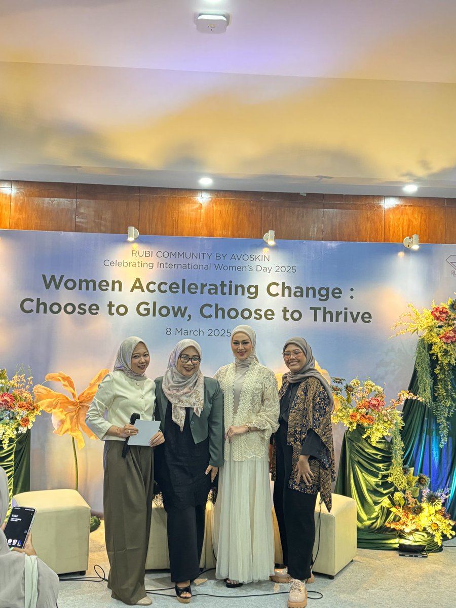RUBIcommunity's tweet image. Keseruan RUBI Community by Avoskin merayakan International Women’s Day weekend lalu 💖

Mulai dari workshop, talkshow dan activity di booth @avoskinbeauty dengan perempuan-perempuan hebat! 

Next, RUBI harus ngadain event apalagi ya 👀

#GlowAndThriveWithRUBI
