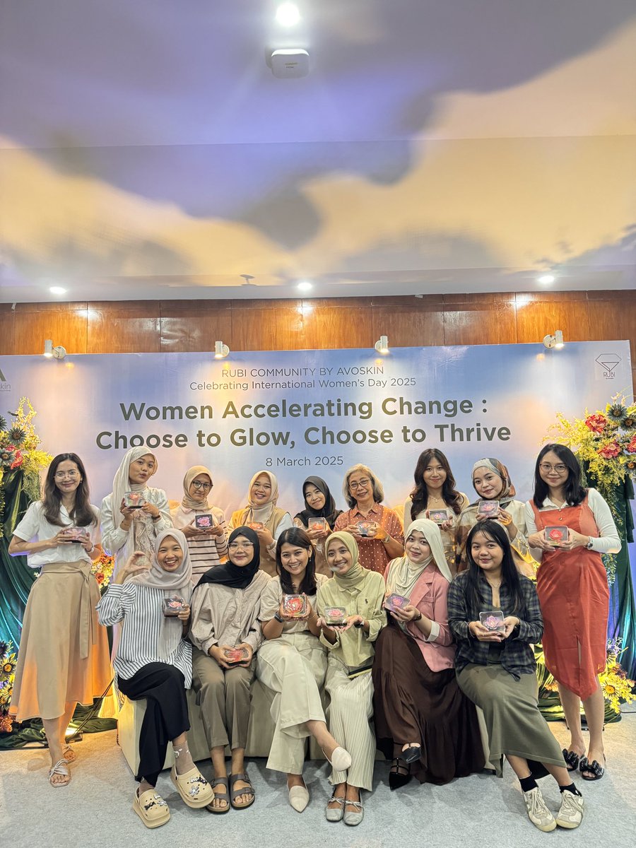 RUBIcommunity's tweet image. Keseruan RUBI Community by Avoskin merayakan International Women’s Day weekend lalu 💖

Mulai dari workshop, talkshow dan activity di booth @avoskinbeauty dengan perempuan-perempuan hebat! 

Next, RUBI harus ngadain event apalagi ya 👀

#GlowAndThriveWithRUBI