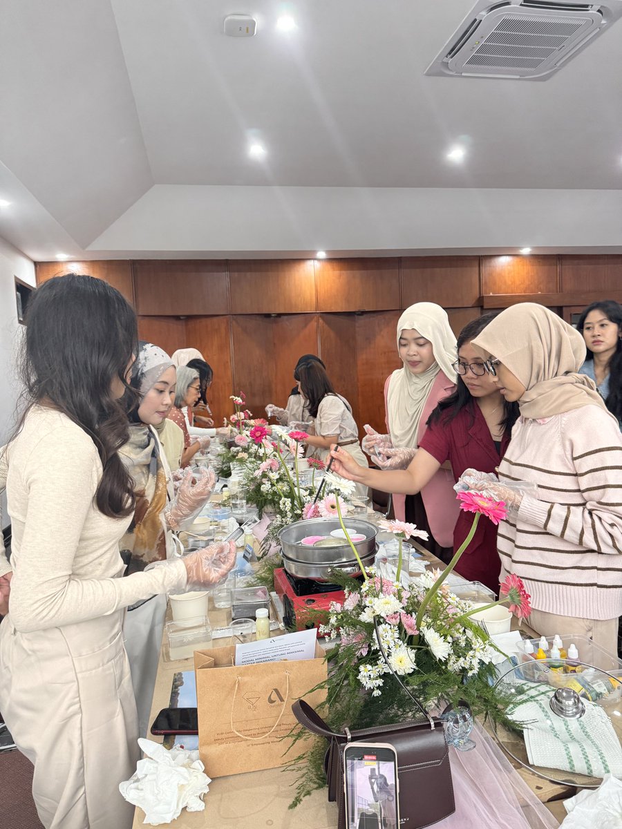 RUBIcommunity's tweet image. Keseruan RUBI Community by Avoskin merayakan International Women’s Day weekend lalu 💖

Mulai dari workshop, talkshow dan activity di booth @avoskinbeauty dengan perempuan-perempuan hebat! 

Next, RUBI harus ngadain event apalagi ya 👀

#GlowAndThriveWithRUBI