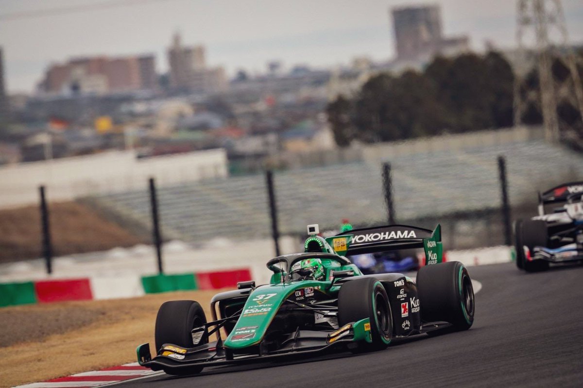 Primer finde del 2025 en la <a href="/SUPER_FORMULA/">スーパーフォーミュラ公式</a> terminado. Un fin de semana con altibajos, pero con mucho aprendizaje. Hay laburo por hacer con el equipo para seguir mejorando, y eso es lo lindo de este deporte.

La próxima carrera es en poco más de un mes, así que ahora toca