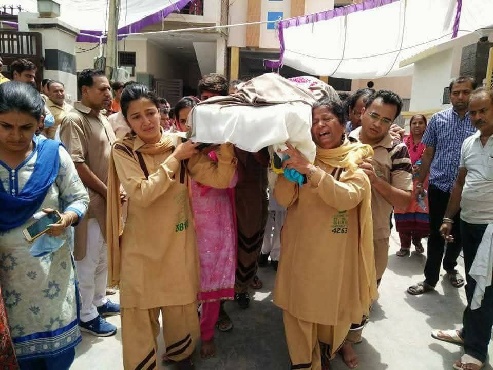 MadhuArora1458's tweet image. बेटा और बेटी मां-बाप के लिए एक समान होते हैं इस भेदभाव को खत्म करते हुए Saint Dr MSG Insan जी प्रोत्साहित करते हैं बेटा और बेटी एक समान है बेटी भी अपने मां-बाप की बॉडी को कंधा दे सकती है #ब•`टा बेटी एक समान