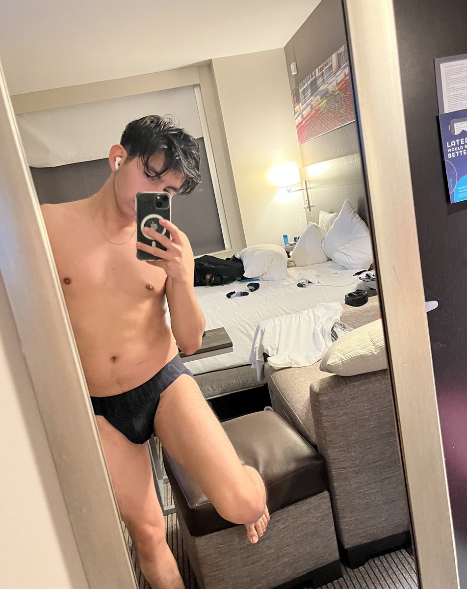 daga08sf's tweet photo. Naked in manhattan https://t.co/iBNcWNoDum