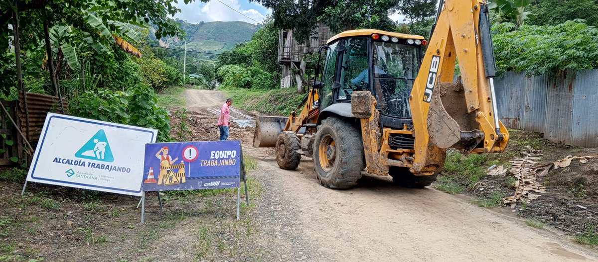 #Manabí I Realizamos limpieza y desalojo de escombros en la vía (E462B) Santa Ana - Poza Honda, sector vía a Chamucame, km 5.