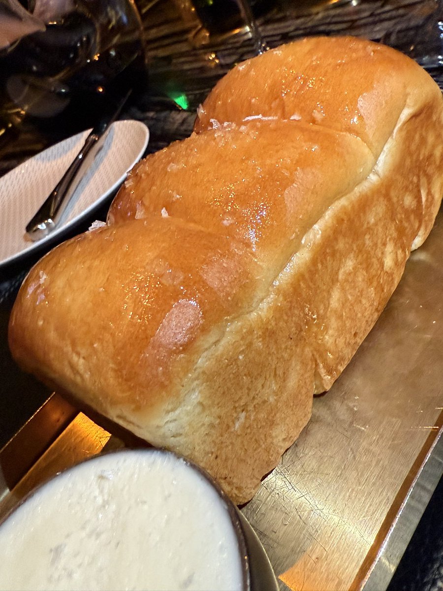 eatinglasvegas's tweet photo. The consensus among the Carbo Kings of Vegas is that the Parker House rolls at #Harlo are so good they ought to be illegal. 🍞🧂 https://t.co/4L7nbetQau