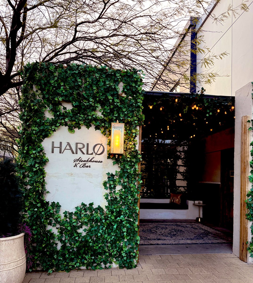 eatinglasvegas's tweet photo. The consensus among the Carbo Kings of Vegas is that the Parker House rolls at #Harlo are so good they ought to be illegal. 🍞🧂 https://t.co/4L7nbetQau