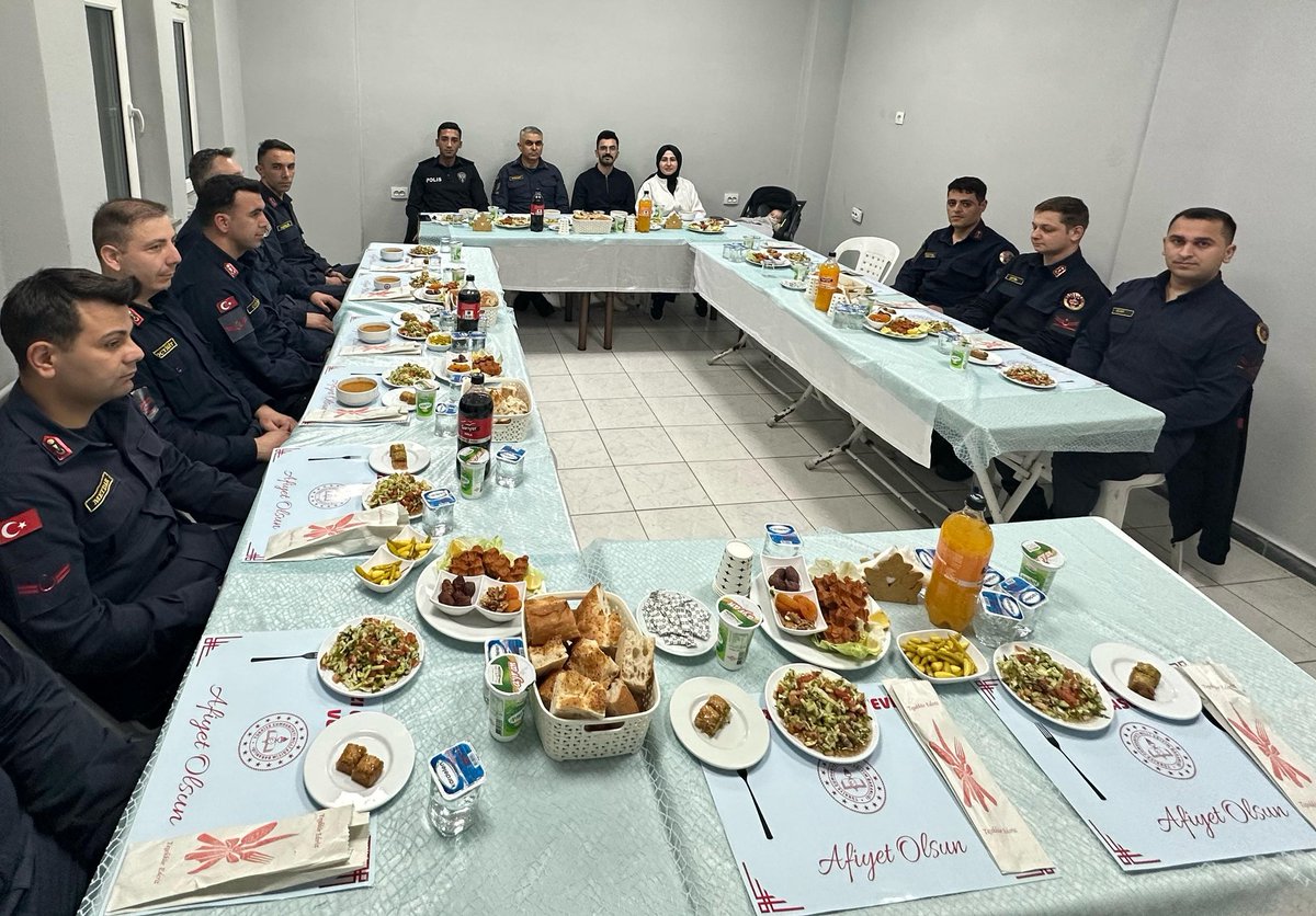 Kaymakamımız Sayın Kübra BAKA KILIÇ, eşi Osman Ahmet Kılıç, İlçe Emniyet Amiri Melih Dalmış ve İlçe Jandarma Komutanı Mehmet Bozkurt ile birlikte İlçe Jandarma Komutanlığında düzenlenen iftar programına katılarak görevi başındaki jandarma personeliyle bir araya geldi.