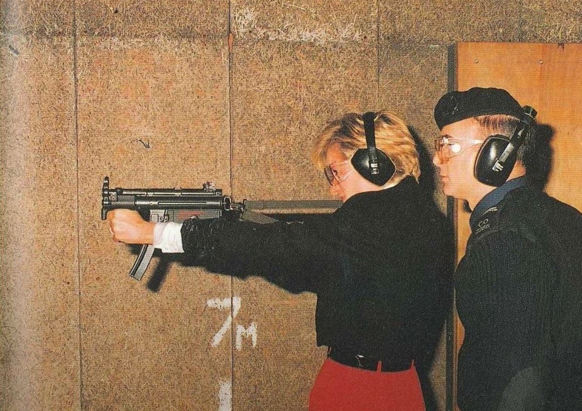 Here's Princess Diana with an MP5K
