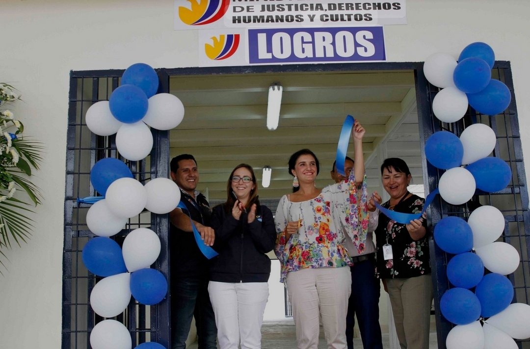 Tuberculosis  en las cárceles.  
La TB es una enfermedad ligada a la pobreza, exclusión, y hacinamiento, por eso es muy común que se presente dentro de las cárceles.
Este era un trabajo en conjunto entre el ministerio de salud pública y el ministerio de justicia y permitía: 🧵