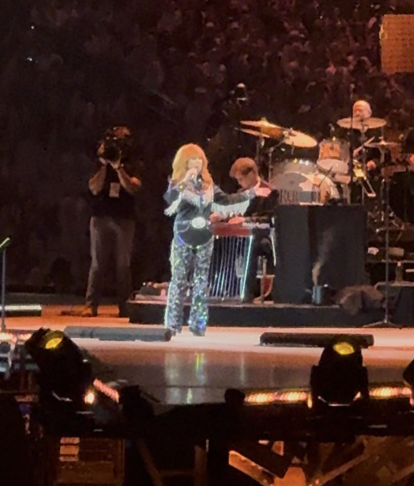 KPRC2Corley's tweet photo. Reba at the Rodeo!

@RODEOHOUSTON #hlsr #RODEOHOUSTON #Texas #reba #fancy https://t.co/dUfnyv8J6c