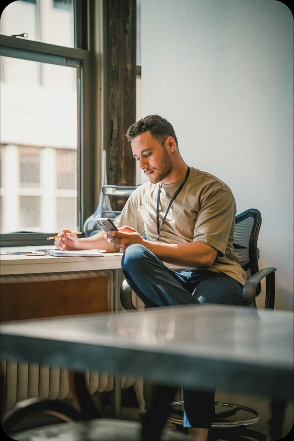 KinYourAI's tweet image. POV: It’s 3AM, and you’re still cringing over that meeting.

😬 “Good job, but uh…”
👀 That tone when they said “interesting”
🤨 The too-long pause before responding
🙃 The way they nodded…
Don’t lose sleep over it.
Process feedback better with Kin.