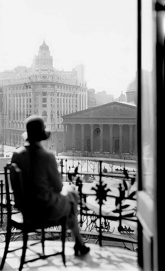BsAs_recuerdo's tweet image. En 1928 una mujer mira en altura desde un balcón de un edificio de la calle Victoria (actual Hipólito Yrigoyen), hacia Rivadavia y Bolívar.