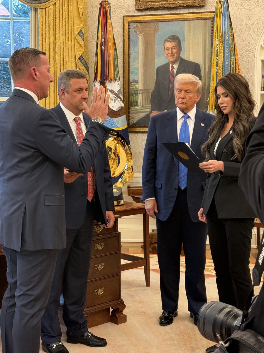 defense_civil25's tweet image. 🚨Update: Special Agent Sean Curran is officially sworn in as Secret Service Director!! 🇺🇸🇺🇸🇺🇸
