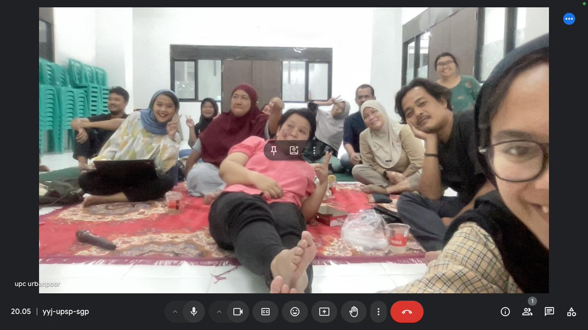 Selepas berbuka, kawan <a href="/JRMK_Jakarta/">Jaringan Rakyat Miskin Kota Jakarta</a>  menyimak Tarsyla tentang Community Land Trusts (CLT) di Brasil. Kami jg berbagi pengalaman bermukim kolektif di Indonesia, mencari kemungkinan yg bisa diterapkan. Ini bagian dari cara kami memperjuangkan akses dan mempertahankan ruang hidup!