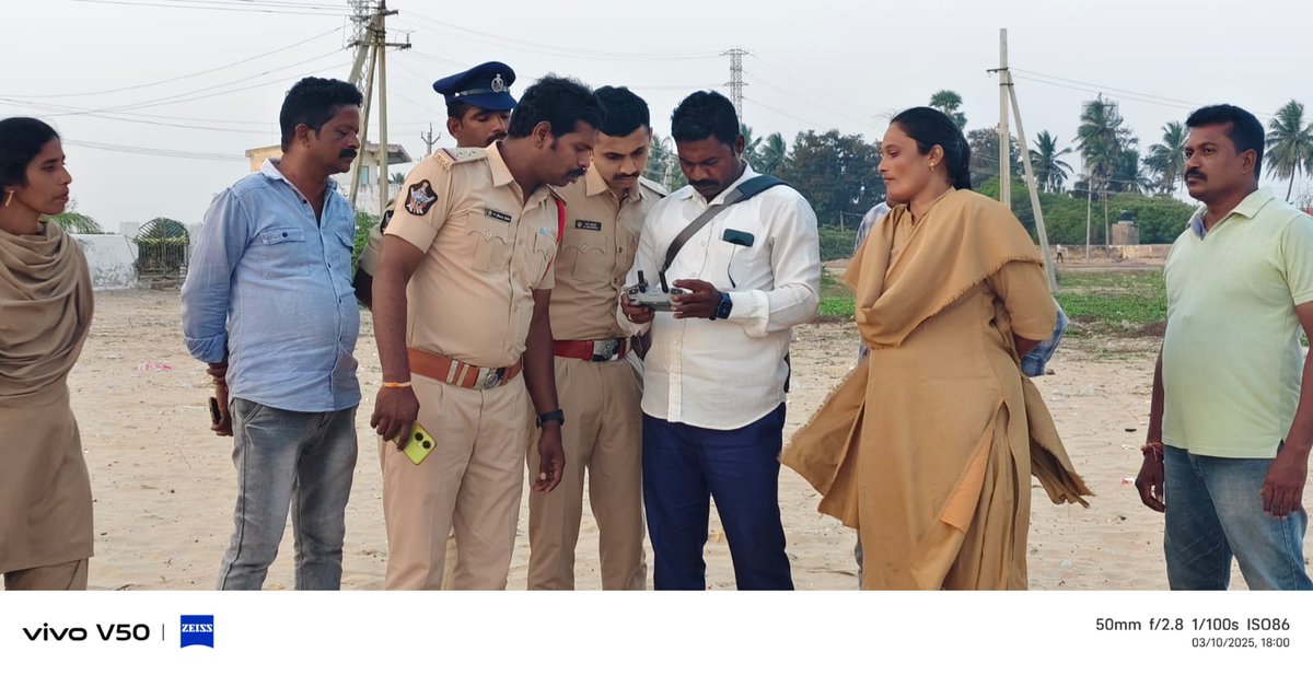 BapatlaPolice's tweet image. &quot;Bapatla Police Deploy Drone Technology to Enhance Policing and Ensure Public Safety&quot;

#DronePolicing #PublicSafety #TechnologyInPolicing #CrimePrevention #SmartPolicing #LawAndOrder #CommunitySafety #PoliceInnovation #SurveillanceTech #BapatlaDistrict #PublicAwareness