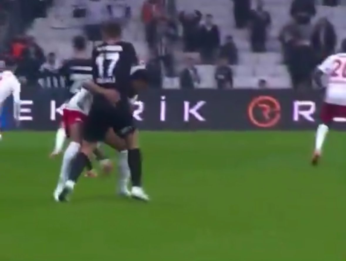 bugün izledin güldün 
yarın zamanı durdurmaya çalış 
fark eder mi?
ETMEZ SAYILI GÜN ÇABUK GEÇER
kim bu ya diyip aptala yatma sen ayıktın meseleyi😉