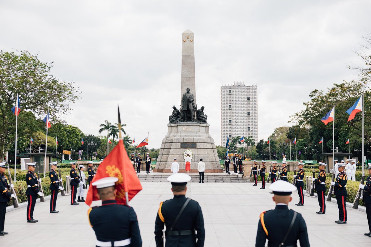 MZEZ_RS's tweet photo. Začenjamo z dolgo pričakovanim uradnim obiskom v #Manila 🇵🇭.

Ministrica @tfajon 🇸🇮 je najprej položila venec ob spomeniku filipinskemu narodnemu heroju Joséju Rizalu. Sledi srečanje z MZZ @SecManalo.

#Slovenija in #Filipini odpirata novo poglavje v dvostranskih odnosih. https://t.co/D4rOTVFAoO
