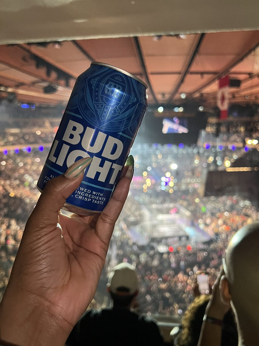 Tionah Lee or Tati tweet media