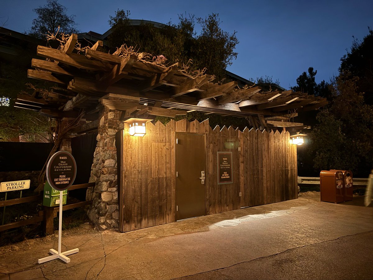 DisneyScoopGuy's tweet photo. I’ve never seen the Disney California Adventure entrance into the Grand Californian blocked off before https://t.co/83KJaetAJw