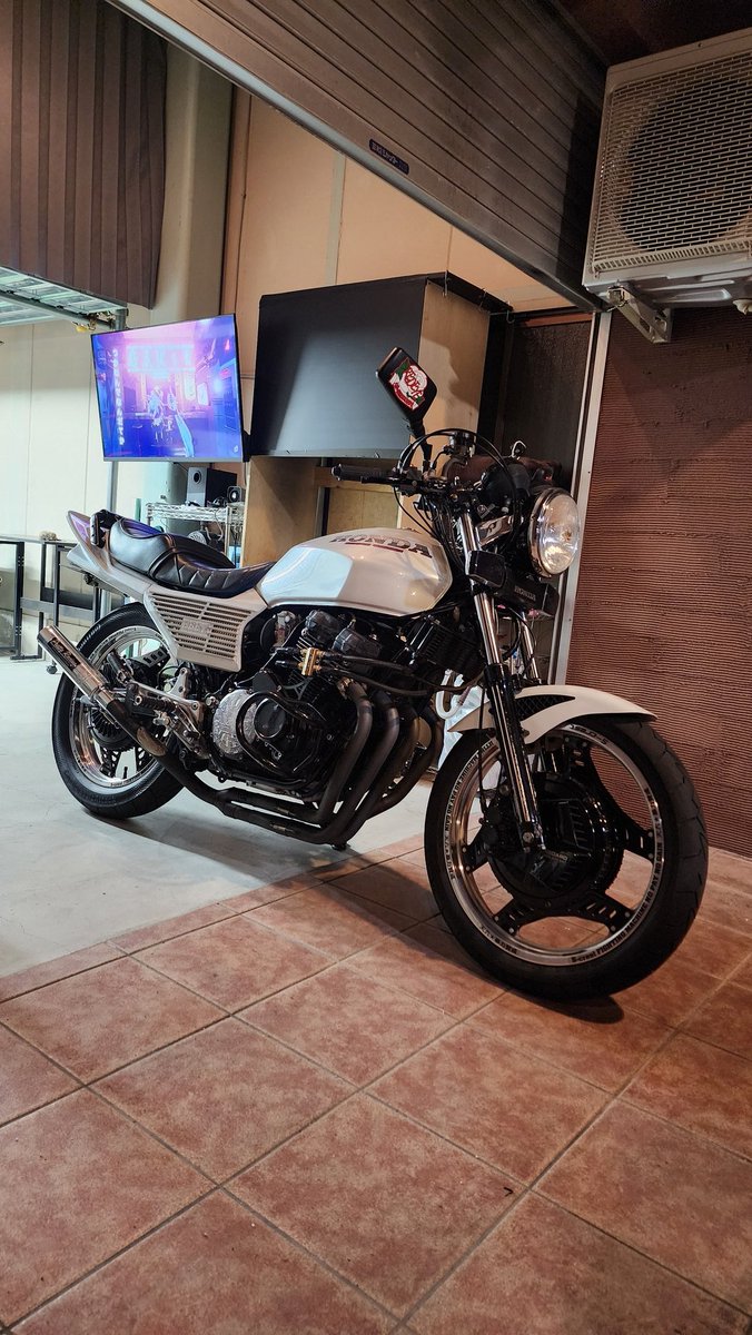 #自分のバイクに付けているマフラーはどこ製なのか言う 
プリティーレーシング極42.7