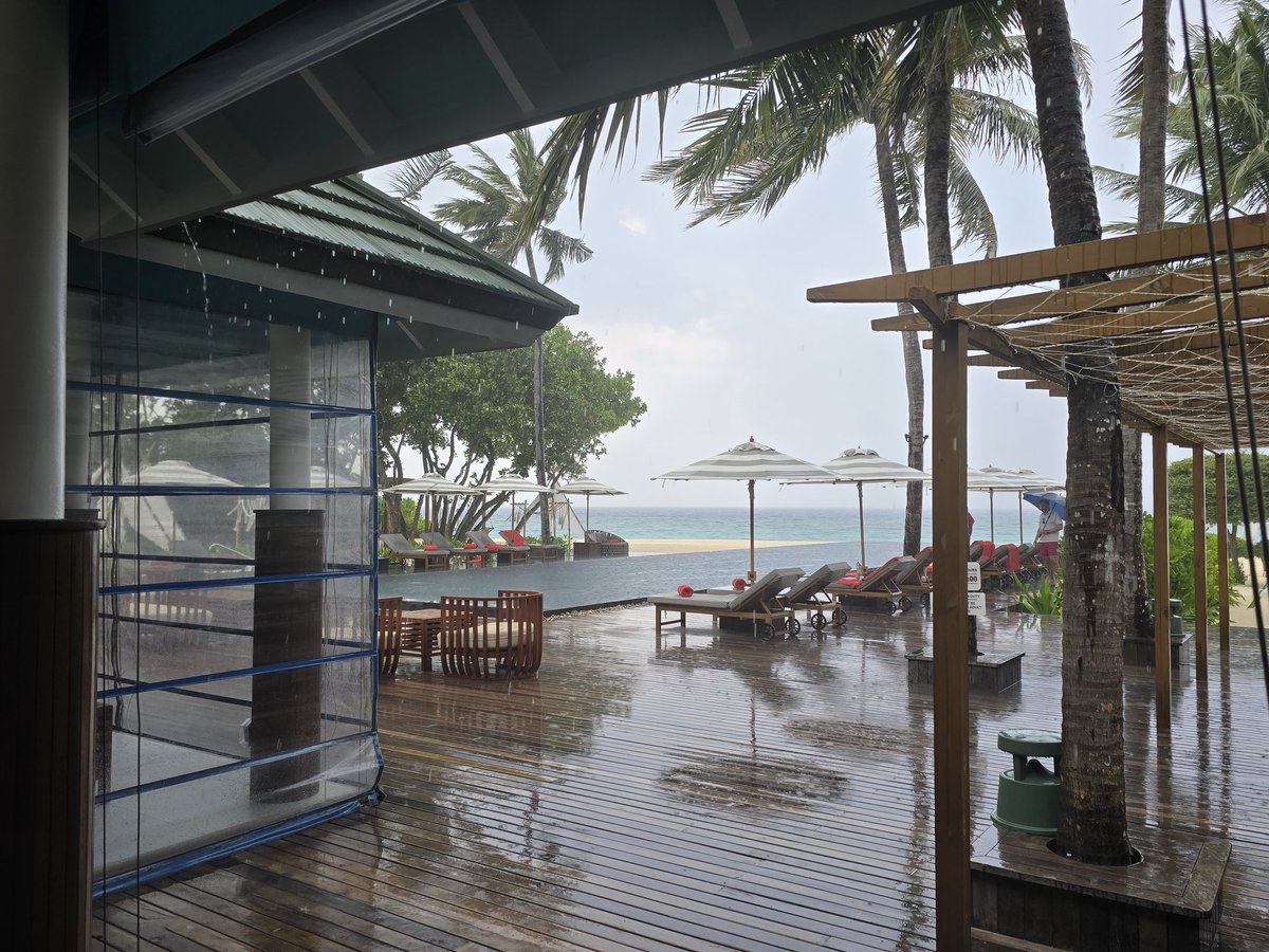 mjrwebdesign's tweet image. Weather in the #Maldives is wild today. 😪