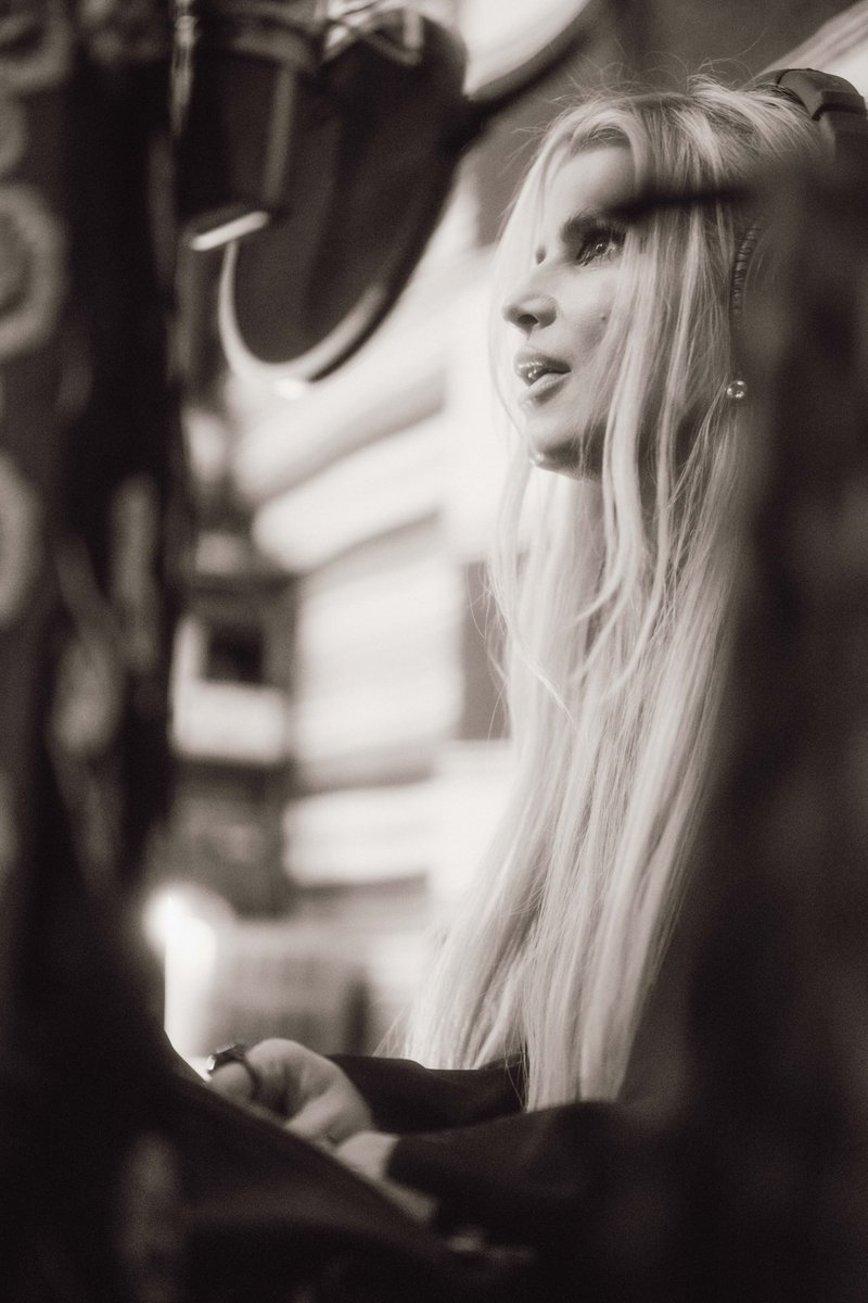 JessicaSimpson's tweet image. Writin’ with @luciesilvas , who is not only my dear friend and songwritin’ partner, but my go to therapist and her hubby...the one only bad ass guitar player, musician and patient creative John Osborne was truly my saving grace towards the end of EP1, another tune w this power…