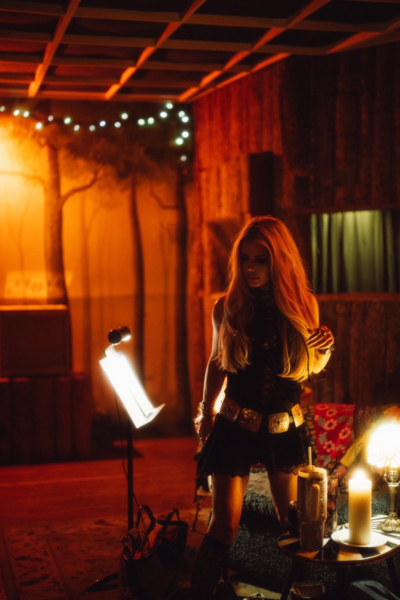 JessicaSimpson's tweet image. Writin’ with @luciesilvas , who is not only my dear friend and songwritin’ partner, but my go to therapist and her hubby...the one only bad ass guitar player, musician and patient creative John Osborne was truly my saving grace towards the end of EP1, another tune w this power…