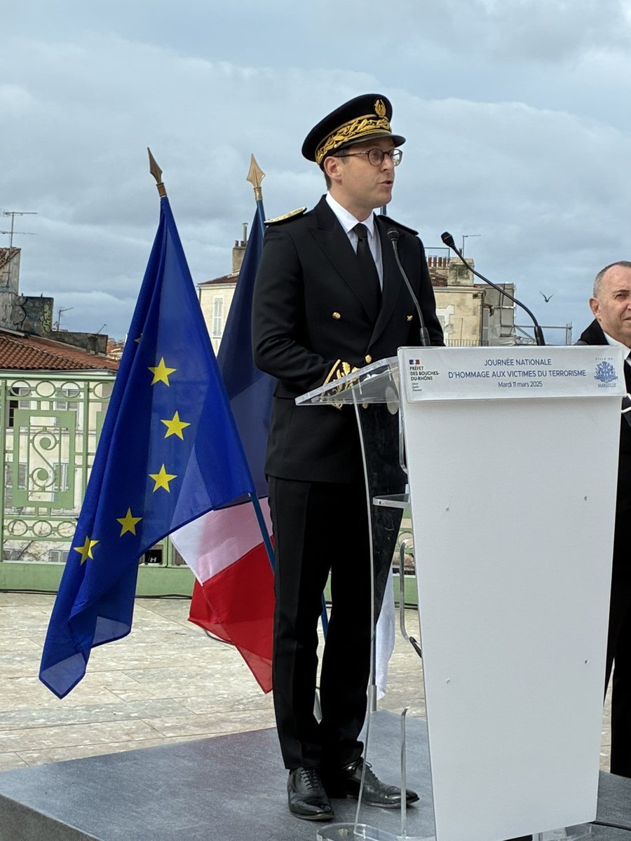 Prefet13's tweet image. #EnDirect Ce mardi 11 mars 2025, Nicolas Hauptmann, directeur de cabinet du préfet des Bouches-du-Rhône a rendu hommage aux #victimes du #terrorisme à la gare Saint Charles à Marseille.
Nos pensées vont à toutes les victimes du terrorisme et à leurs familles. 
N’oublions jamais !