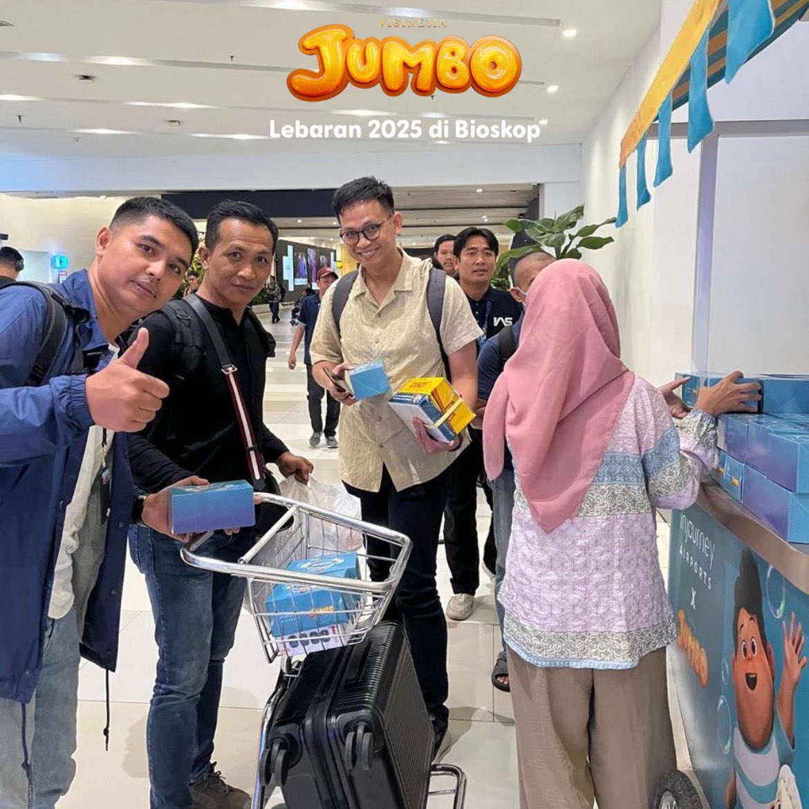 VisinemaID's tweet image. Don lagi berbagi takjil di Bandara Soekarno-Hatta Dan Yogyakarta International Airport

Siapa yang udah ketemu Don dan dapetin takjil spesialnya? 🍽️🤩

Yuk, kita sama-sama JUMBO-kan kebaikan di bulan puasa ini~

#FilmJumbo #JumboUntukSemua #VisinemaStudios #JUMBOKanKebaikan