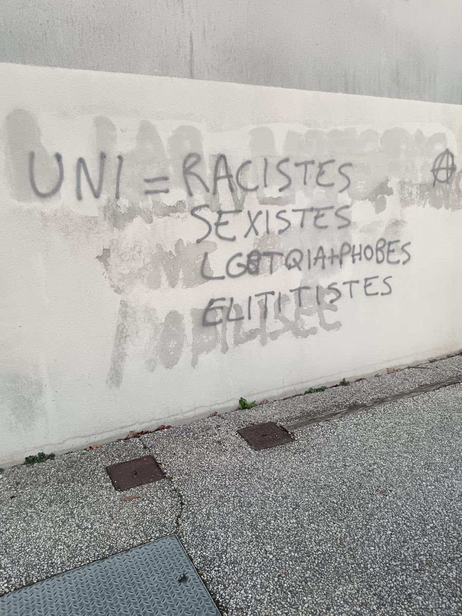 unilemans's tweet photo. Alors que les élections étudiantes à l’Université du Mans commencent aujourd’hui, l’entièreté du campus est tagué avec des insultes à l’encontre de l’UNI.

L’extrême-gauche ne change pas. Nous savons que les étudiants feront le bon choix entre l’ordre et le chaos.

Votez ! https://t.co/mqGfQhehZJ
