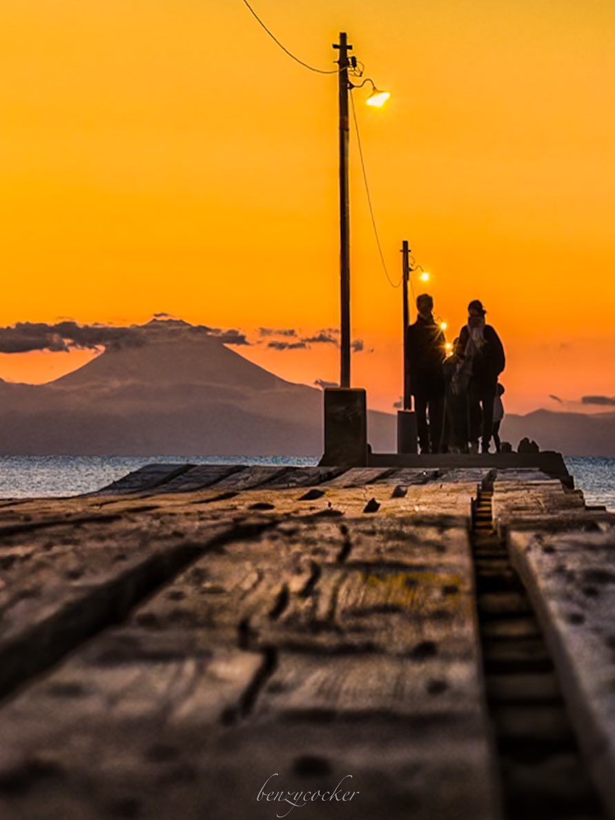 benzycocker's tweet image. 桟橋から見る美しい夕焼けと富士山