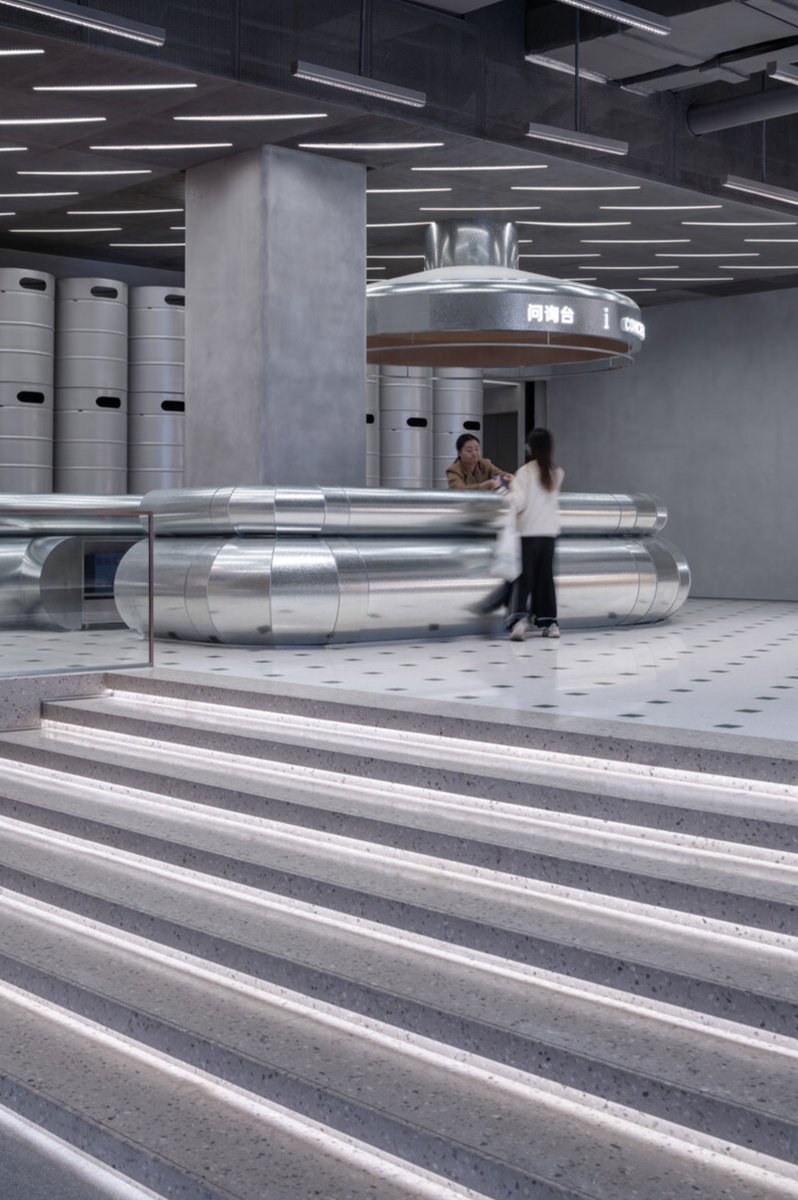 THEFARMparis's tweet image. 🕳 #DesignFocus : exposed steel pipes run through brewery&apos;s linear interior by AIM architecture in shenzhen
♟  Christina Vergopoulou via @designboom 
••• designboom.com/architecture/e…