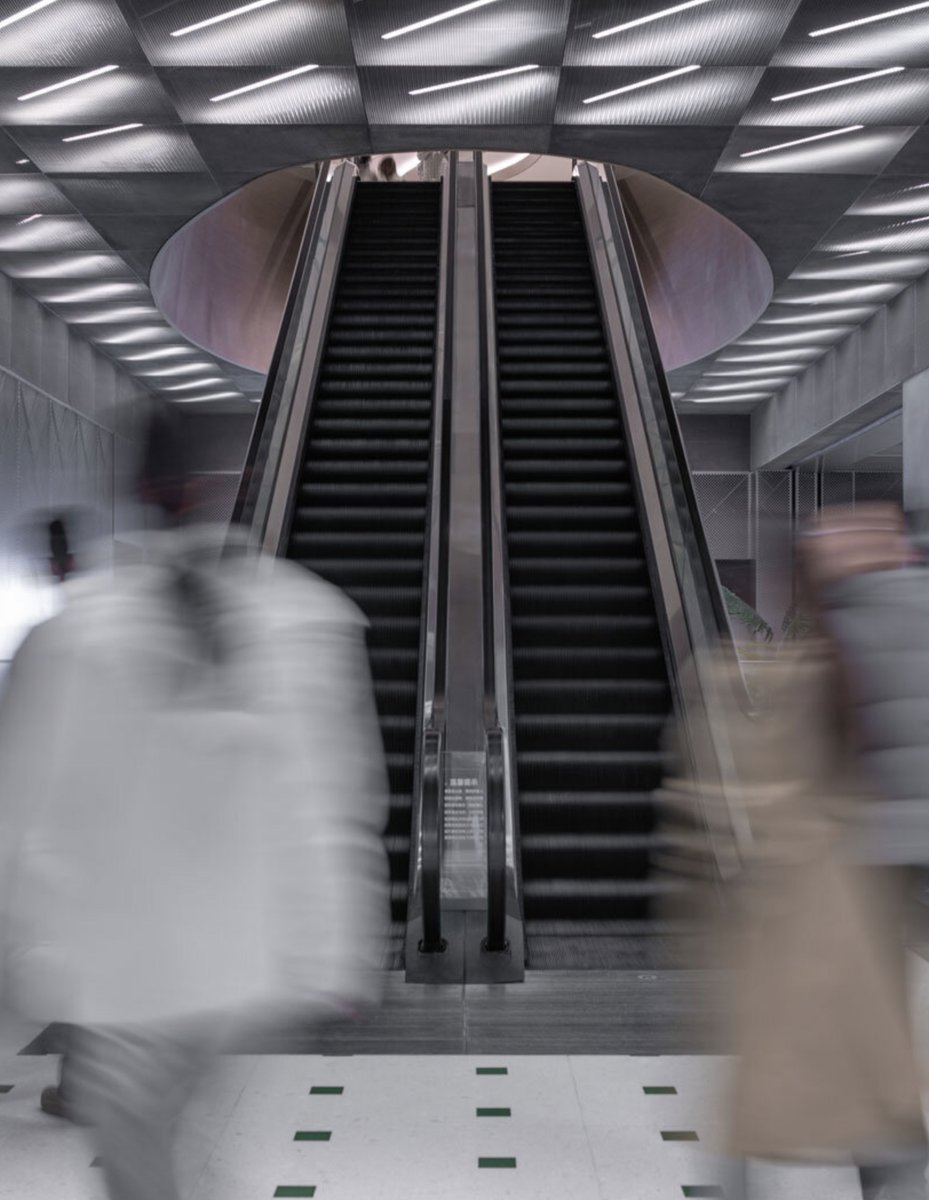 THEFARMparis's tweet image. 🕳 #DesignFocus : exposed steel pipes run through brewery&apos;s linear interior by AIM architecture in shenzhen
♟  Christina Vergopoulou via @designboom 
••• designboom.com/architecture/e…