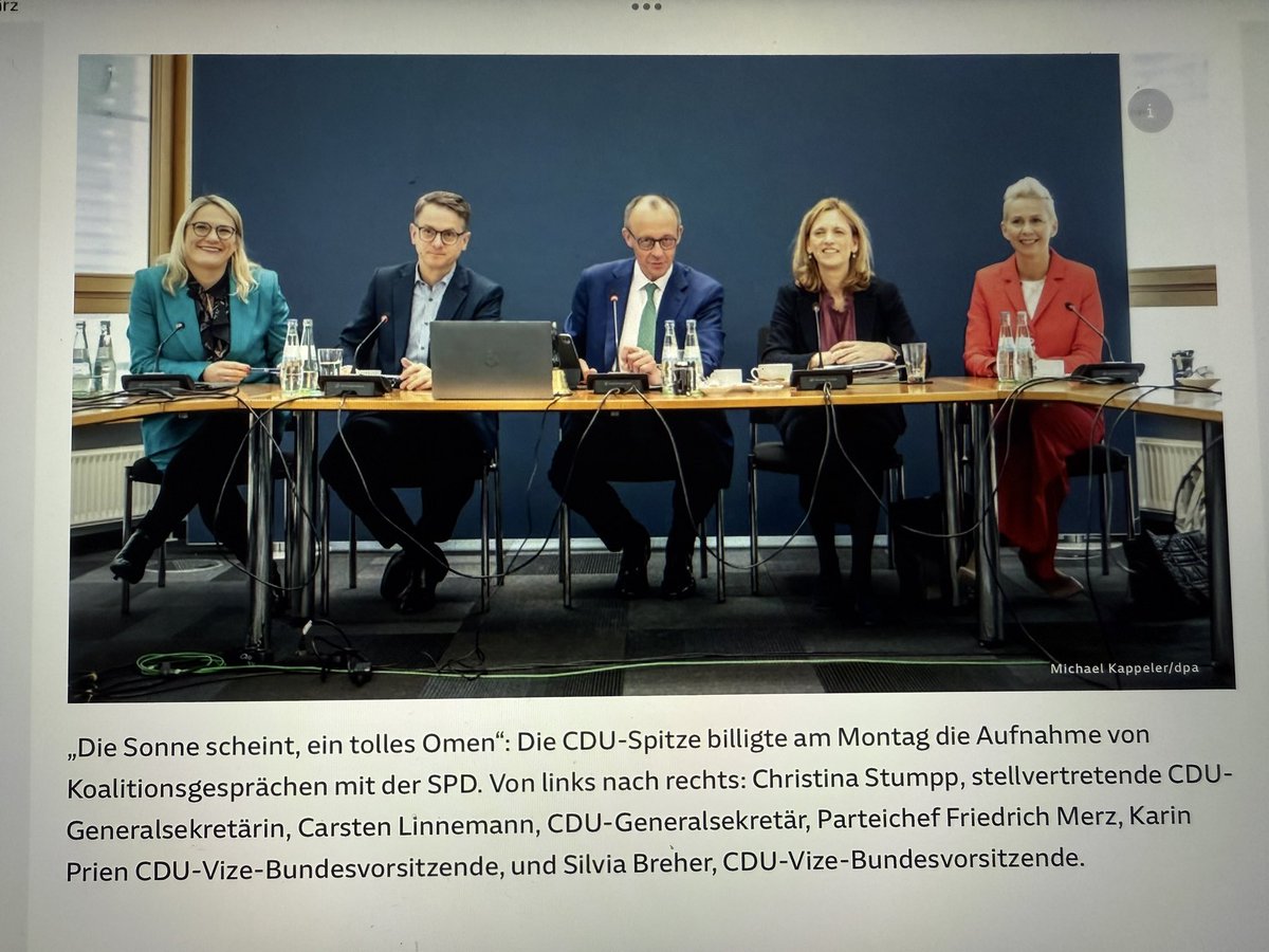 Mitri Sirin (@mitrisirin) on Twitter photo Fiktiver Dialog zwischen Parteichef und Generalsekretär: „Carsten, sorg bloß dafür, dass irgendwie mehr Frauen als Männer auf dem Foto sind.“
„Alles klar, Chef, mach ich.“ #Koalitionsverhandlungen <a href="/sz/">Süddeutsche Zeitung</a> Fiktiver Dialog zwischen Parteichef und Generalsekretär: „Carsten, sorg bloß dafür, dass irgendwie mehr Frauen als Männer auf dem Foto sind.“
„Alles klar, Chef, mach ich.“ #Koalitionsverhandlungen <a href="/sz/">Süddeutsche Zeitung</a>