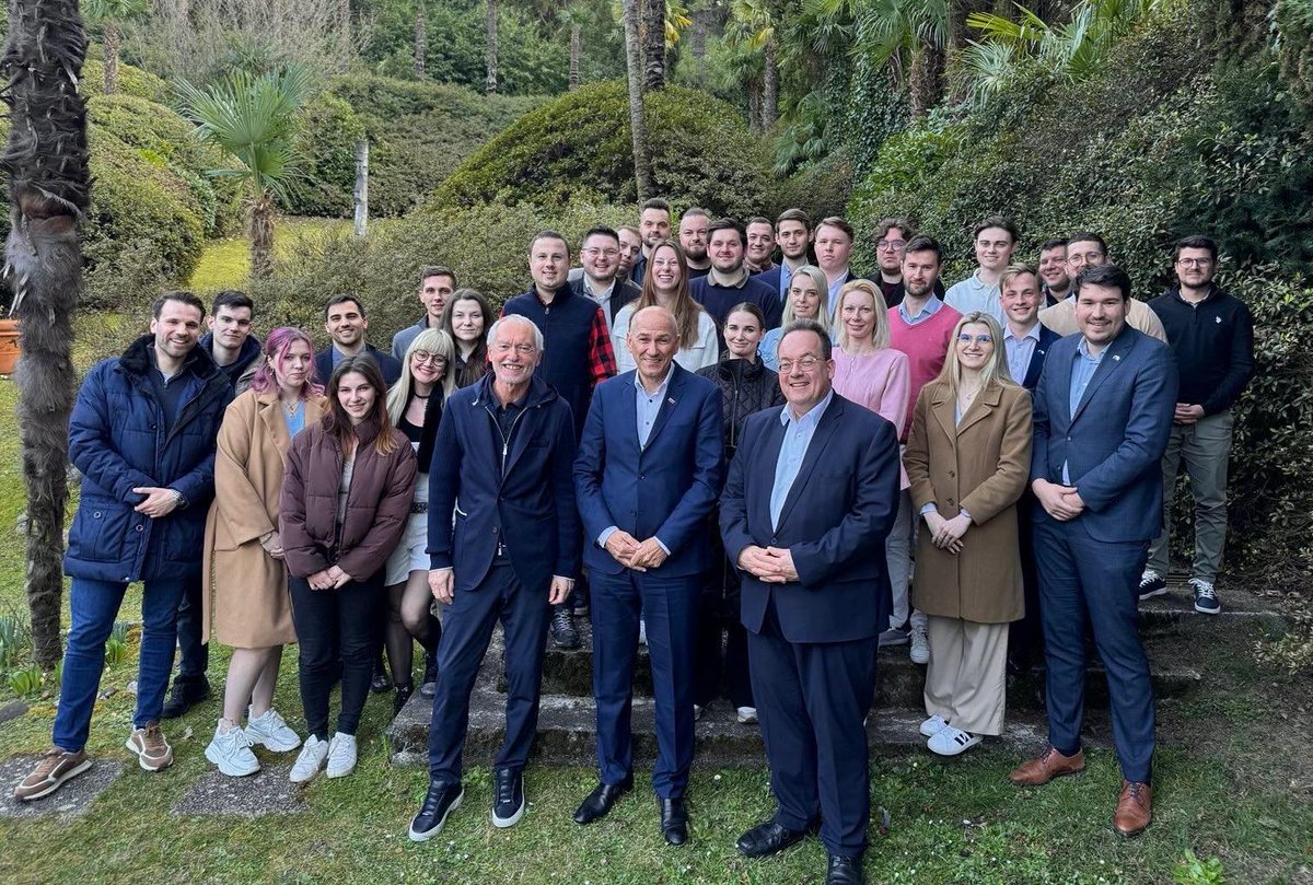 Dr. Klaus Schüler, former Federal Director of the CDU, met with the SDS party leader Janez Janša as part of the seminar "Political Academy" of the SDS in Cadenabbia. The seminar focused on the importance of training and further education for leaders in politics and business.