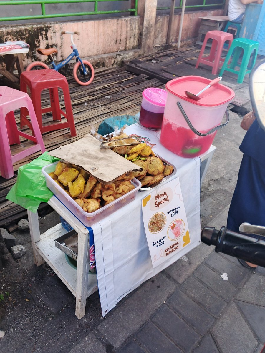 sejmut's tweet image. Yuk warga #unair dan #surabaya sekitarnya yang lagi ngabuburit di gubeng airlangga ayok monggo dibeli gorengan 1K an dan es kopyor 4K an aja #unermakan 🥰🙏🥺