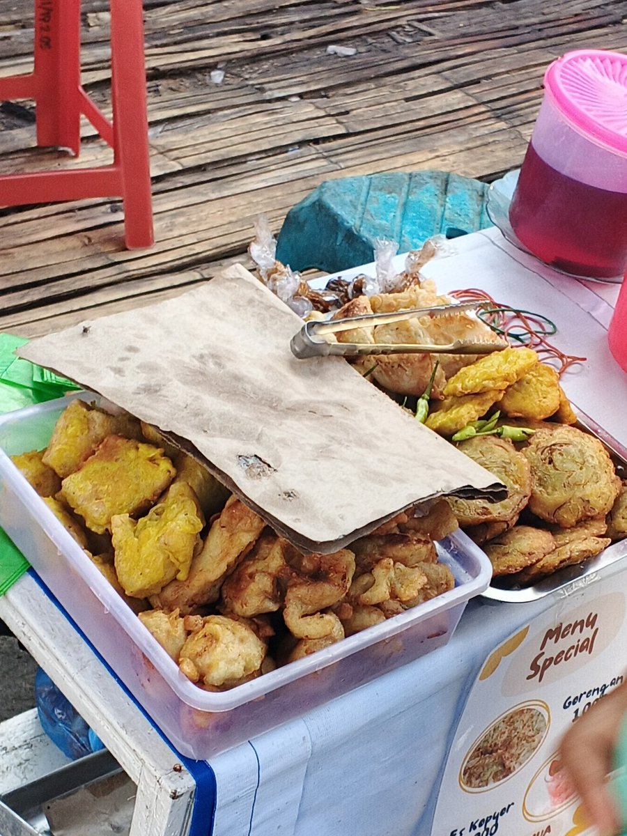 sejmut's tweet image. Yuk warga #unair dan #surabaya sekitarnya yang lagi ngabuburit di gubeng airlangga ayok monggo dibeli gorengan 1K an dan es kopyor 4K an aja #unermakan 🥰🙏🥺