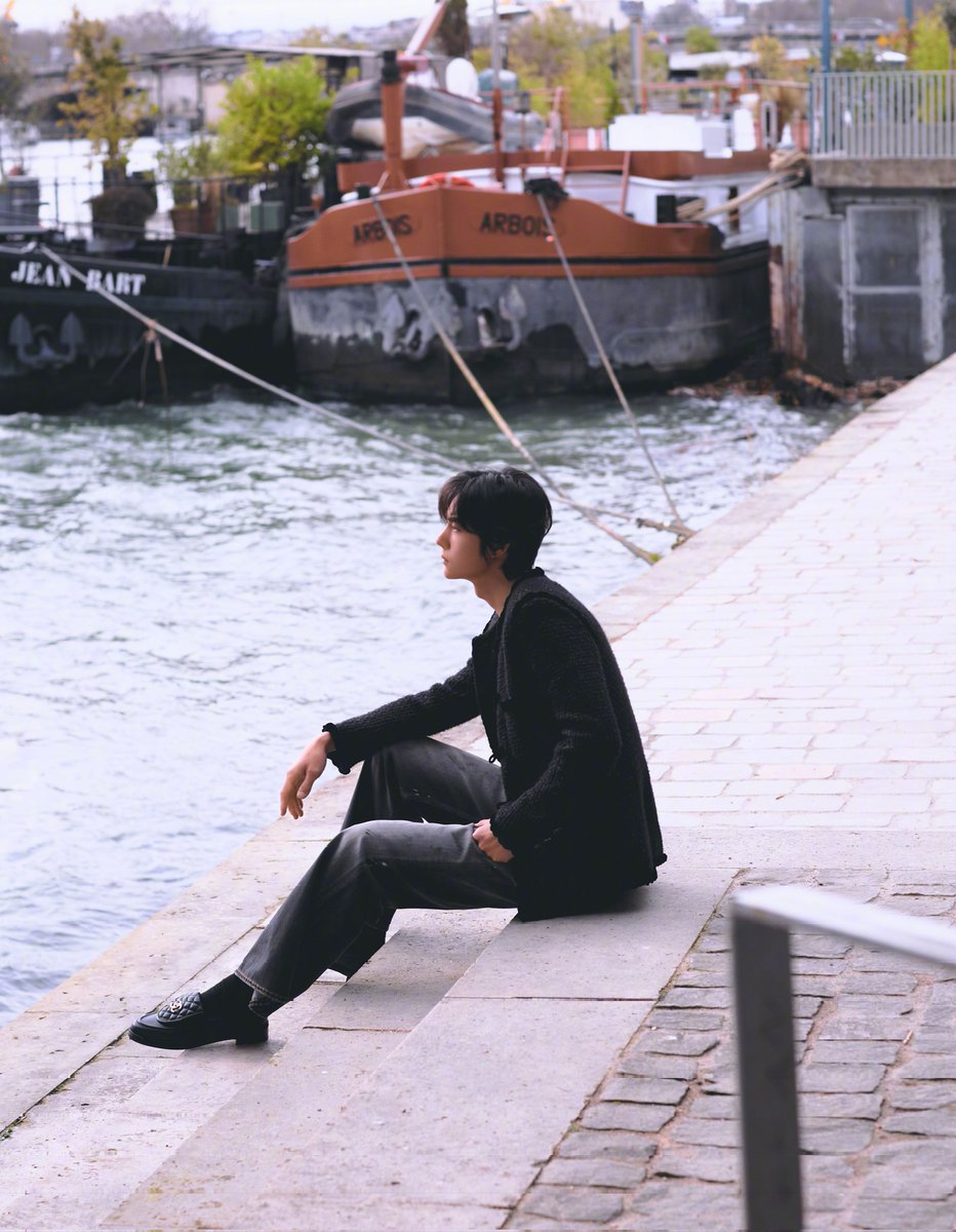 파리를 거니는 살아있는 예술작품