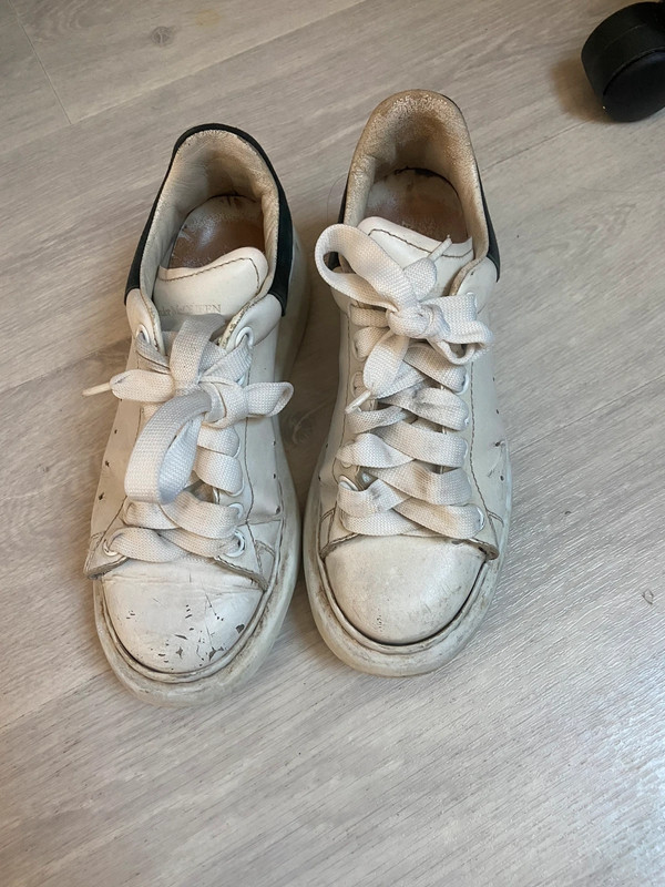 RipianH55535's tweet photo. Anitas Alexander McQueen sneakers got often too sweaty, she hass reaty #sweatyfeet. Often they where wet of sweat for days, The result, the glue came off and the shoes rank so strog is the smell. #stinkyshoes #sweatyshoes. She has #hyperhidrosis, so a lot of #footsweat https://t.co/mQt6cCaA3d