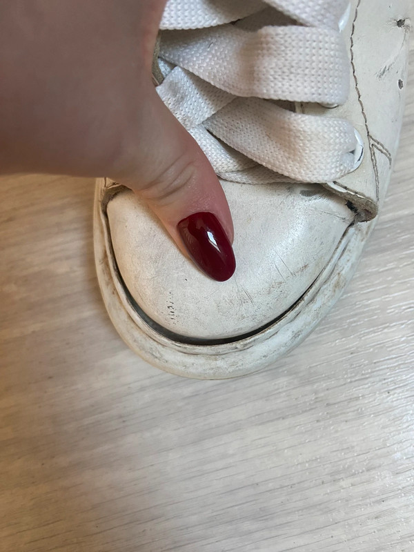 RipianH55535's tweet photo. Anitas Alexander McQueen sneakers got often too sweaty, she hass reaty #sweatyfeet. Often they where wet of sweat for days, The result, the glue came off and the shoes rank so strog is the smell. #stinkyshoes #sweatyshoes. She has #hyperhidrosis, so a lot of #footsweat https://t.co/mQt6cCaA3d
