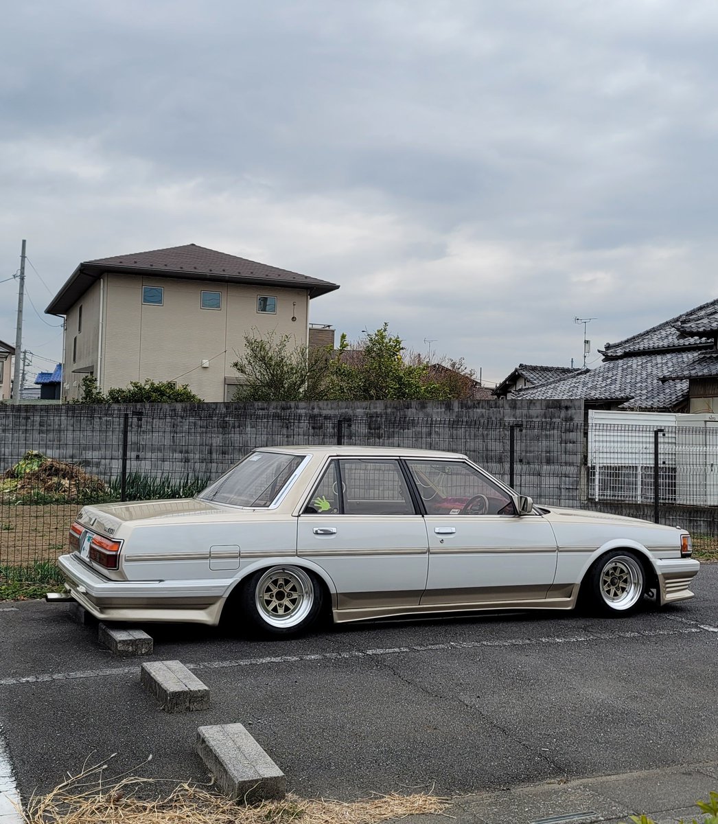 地元にメッチャ格好良い71おった👀
#街道レーサー
#GX71クレスタ 
#純正ツートン 
#スピードスター
#マークスリー