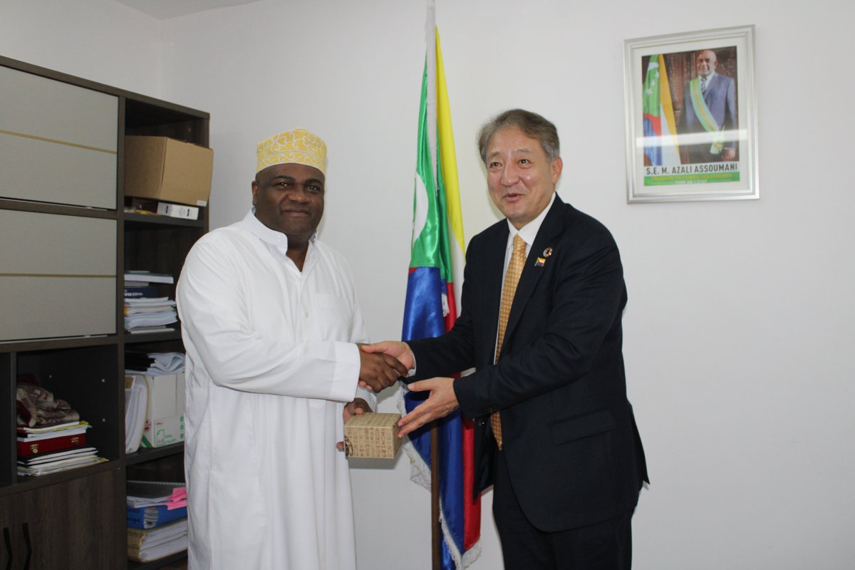 Rencontre entre le Ministre de l'Intérieur en charge de la Décentralisation, a reçu au titre de responsable des collectivités locales, une délégation du Bureau des Nations Unies pour le Développement Durable (UNOSD)
facebook.com/share/p/1BFZbm…