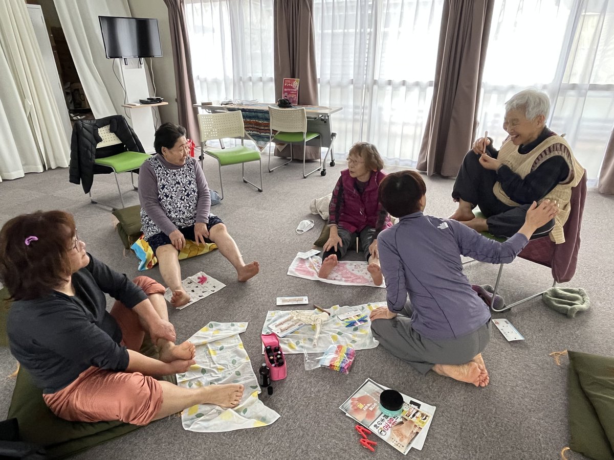 TohruFujimoto's tweet photo. 《感謝・御礼》
3/8（土）、チームマンサンダルのみなさまが、町野町第1団地集会所にてアロマセルフケア講座を実施してくださいました。

お好みの香りに包まれるアロママッサージや、洗濯ばさみケアに、みなさま笑顔で取り組んでいらっしゃいました。

寒暖差の大きくなるこの季節、ゆっくりと自分をケアする時間が、心のケアにも繋がるのではないかと思います。

チームマンサンダルのみなさま、いつも本当にありがとうございます。

今後とも町野町をどうかお願いいたします。