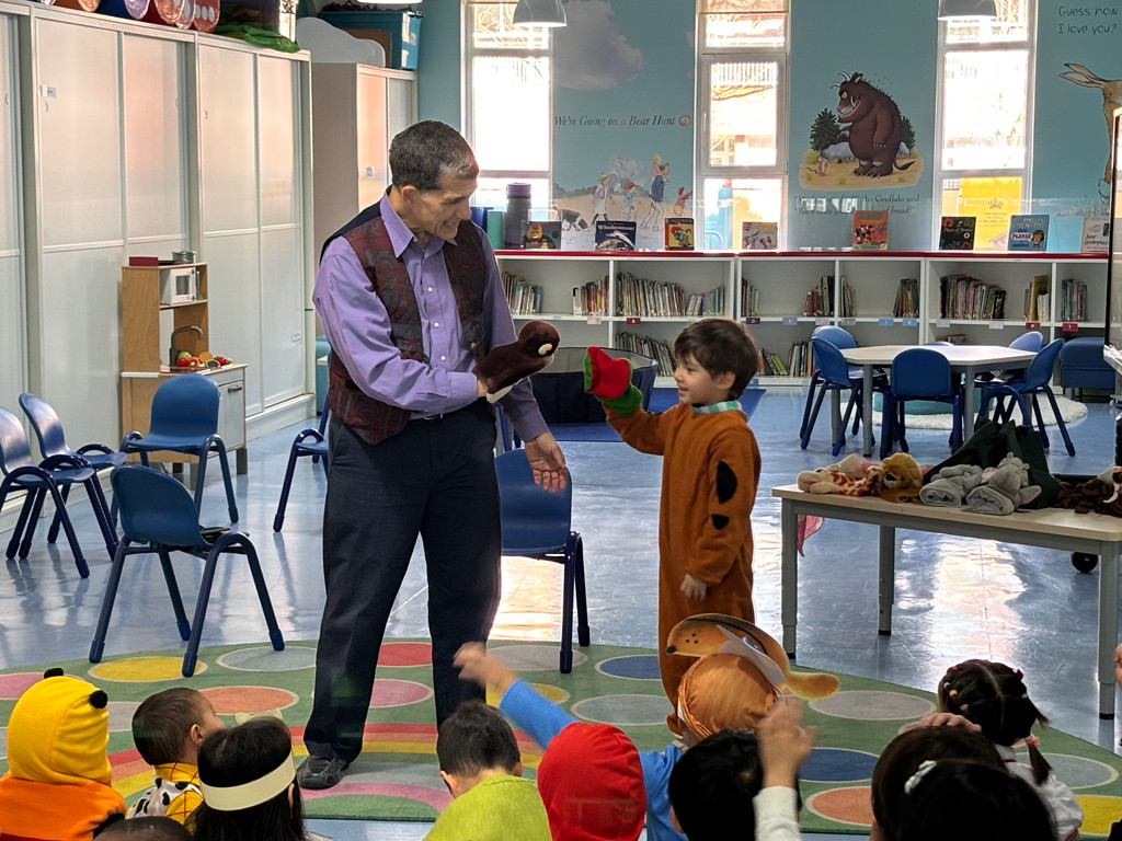 BSB_Shunyi's tweet image. Welcome visiting storyteller, Barry Stewart Mann, to our Book Week! Barry captivated audiences with his lively tales and actively involved students too! We have learnt valuable storytelling techniques to bring our own tales to life!
#BSBShunyi #NordAngliaEducation #BookWeek