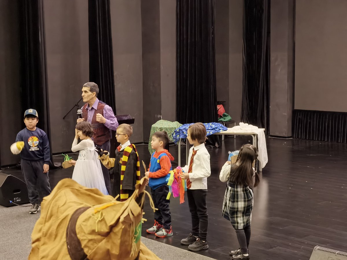BSB_Shunyi's tweet image. Welcome visiting storyteller, Barry Stewart Mann, to our Book Week! Barry captivated audiences with his lively tales and actively involved students too! We have learnt valuable storytelling techniques to bring our own tales to life!
#BSBShunyi #NordAngliaEducation #BookWeek