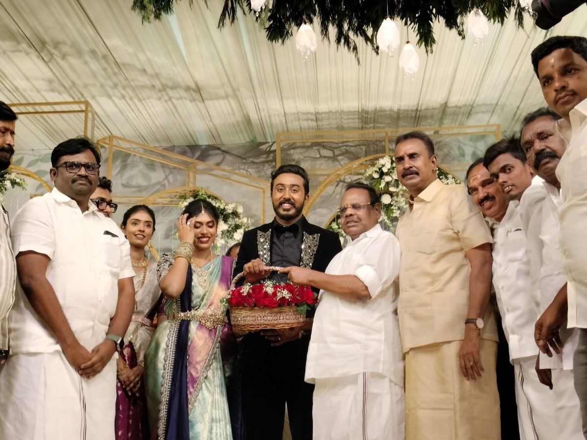 loginadmk's tweet image. கொங்கு மண்டல தளபதி, கழக தலைமை நிலைய கொறடா, முன்னாள் அமைச்சர் அண்ணன் எஸ்.பி.வேலுமணி அவர்கள் இல்ல திருமணத்தில் கலந்து கொண்டபொழுது.