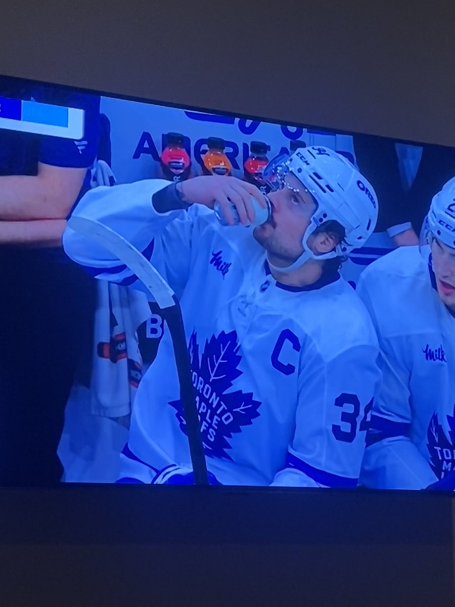 leafsfan69_'s tweet photo. What is Papi drinking? @MapleLeafs @BookitWithTrent #pleasewin #LeafsForever https://t.co/5KNPEOuG7c